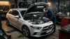 Technicien examine le moteur d'une Mercedes blanche en atelier